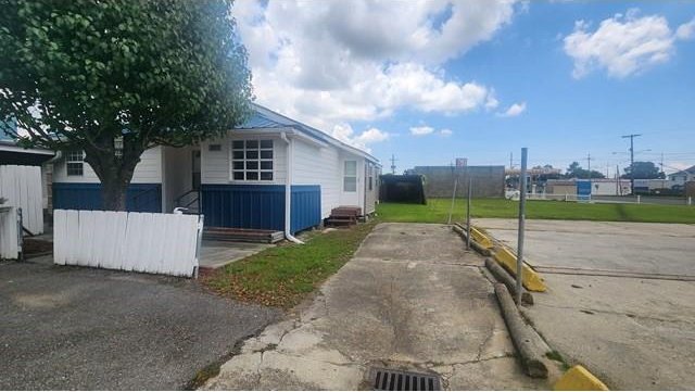 146 Elodie Ave, Harahan, LA 70123 - view of side of home with asphalt driveway