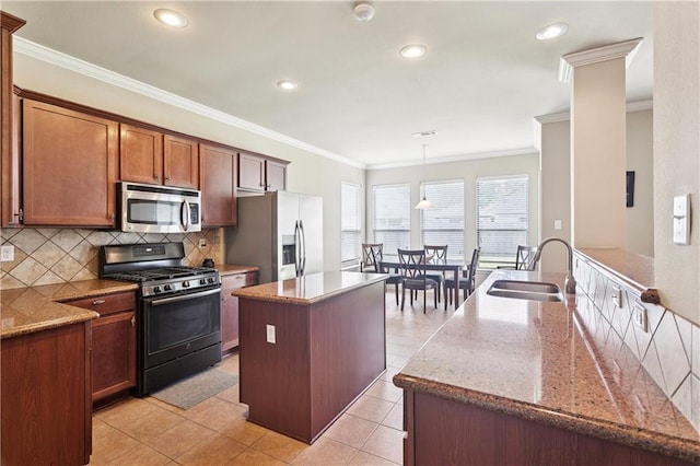 481 Scotch Pine Dr, Ponchatoula, LA 70454 - kitchen with stainless steel appliances, a sink, decorative backsplash, a center island, and crown molding