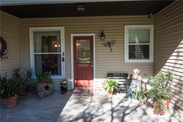 28209 Honey Beagle Ln, Ponchatoula, LA 70454 - property entrance featuring covered porch