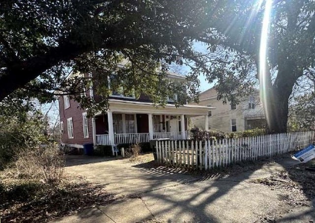 1717 Highland Ave, Shreveport, LA 71101 - view of front facade with a porch and a fenced front yard