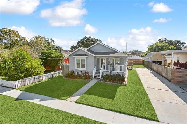 15 E Chalmette Cir, Chalmette, LA 70043 - bungalow-style house featuring driveway and a porch
