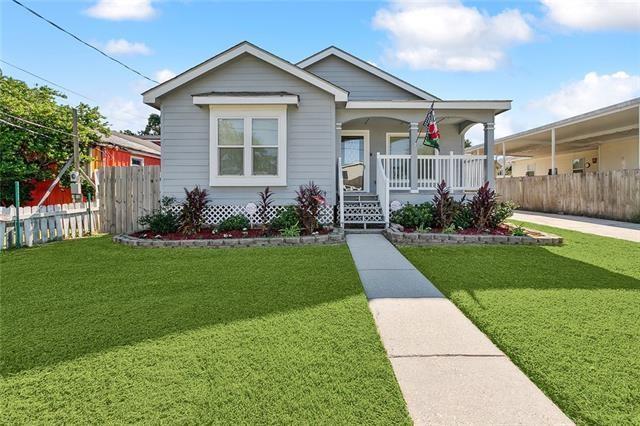 15 E Chalmette Cir, Chalmette, LA 70043 - view of front facade featuring a porch