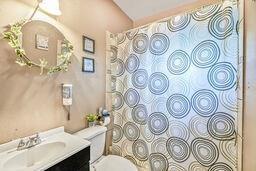 291618 Andover St, Jefferson, LA 70121 - full bath featuring toilet, vanity, and a shower with curtain