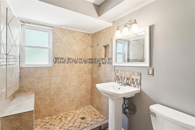 23396 S Maple Dr, Ponchatoula, LA 70454 - full bathroom featuring a tile shower, toilet, and decorative backsplash