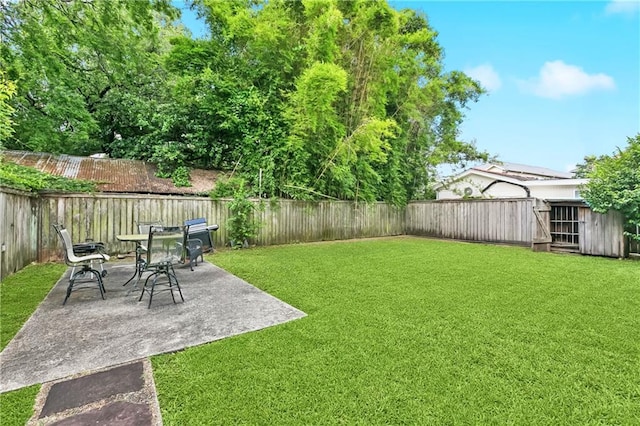 5524 S Galvez St, New Orleans, LA 70125 - view of yard with a patio