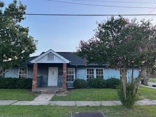 8830 Stroelitz St, New Orleans, LA 70118 - ranch-style house with a front yard