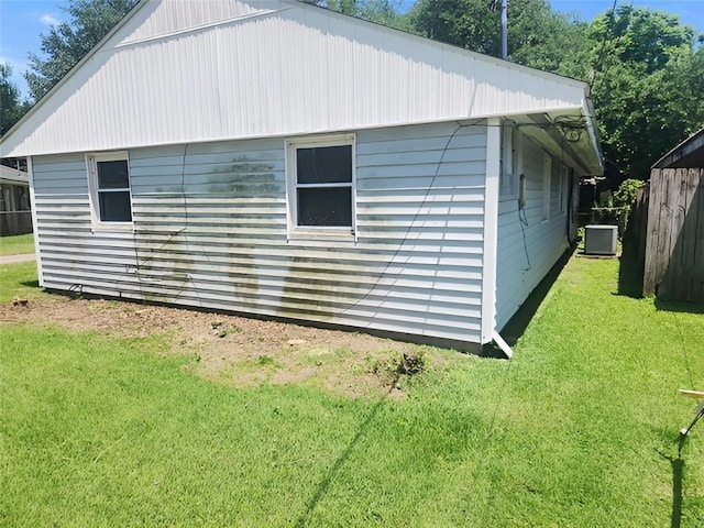 131 Celia Dr, Luling, LA 70070 - view of side of property featuring a yard