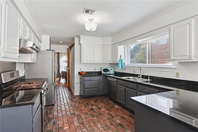 41 Yellowstone Dr, New Orleans, LA 70131 - kitchen featuring stainless steel appliances, under cabinet range hood, a sink, ornamental molding, and dark countertops