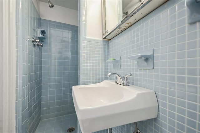 788 Amethyst St, New Orleans, LA 70124 - bathroom featuring tile walls, a tile shower, and a sink