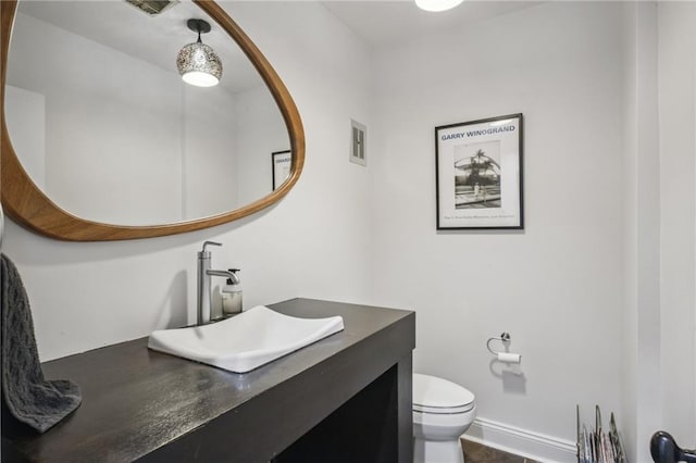 788 Amethyst St, New Orleans, LA 70124 - bathroom featuring vanity, toilet, and baseboards