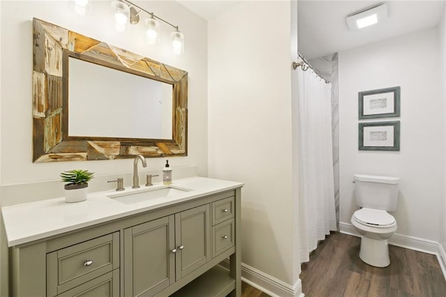 4212 Pommard Dr, Kenner, LA 70065 - full bath featuring wood finished floors, toilet, vanity, baseboards, and curtained shower