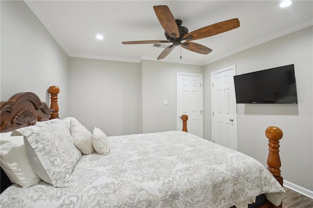 133 Creagan Ave, Gretna, LA 70053 - bedroom featuring wood finished floors, baseboards, crown molding, recessed lighting, and ceiling fan