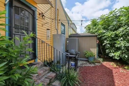 640 Lizardi St, New Orleans, LA 70117 - view of side of home