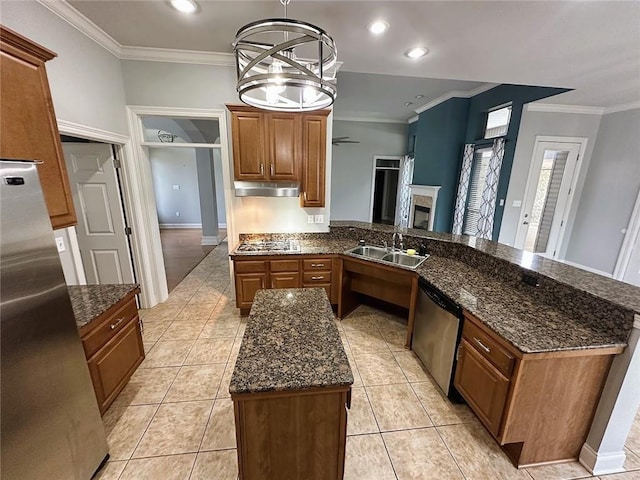 667 Highlands Dr, Slidell, LA 70458 - kitchen featuring appliances with stainless steel finishes, a sink, a peninsula, ornamental molding, and a center island