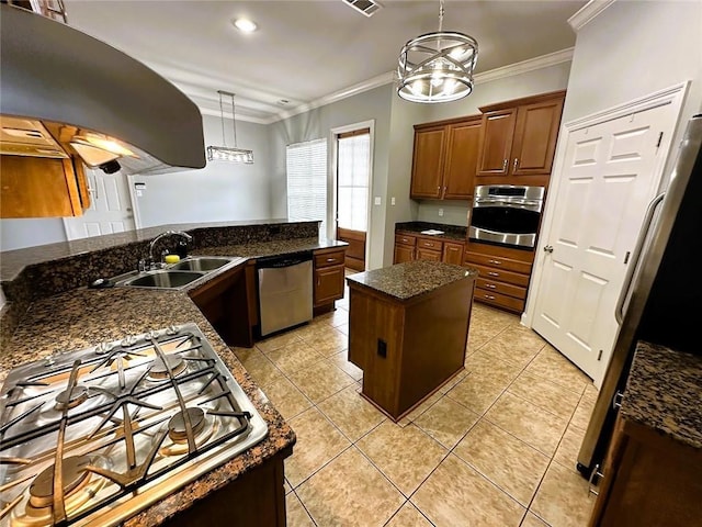 667 Highlands Dr, Slidell, LA 70458 - kitchen with stainless steel appliances, a sink, crown molding, hanging light fixtures, and a center island