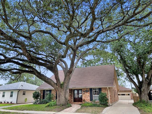 1029 Beverly Garden Dr, Metairie, LA 70002 - view of front of house featuring brick siding and a detached garage