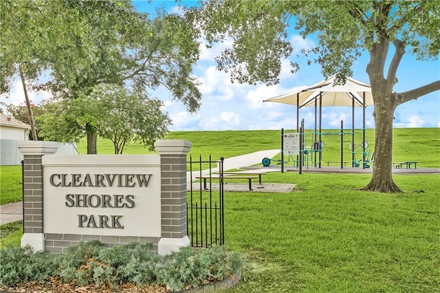 4909 Sunny Pl, Metairie, LA 70006 - surrounding community featuring a yard