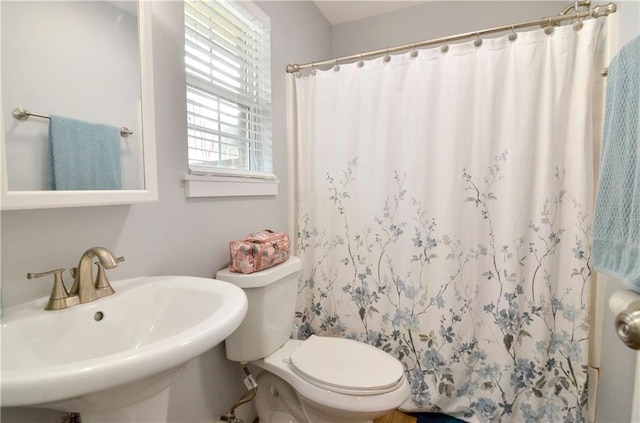 141 Audubon Dr, Mandeville, LA 70471 - full bathroom featuring a sink, toilet, and a shower with curtain