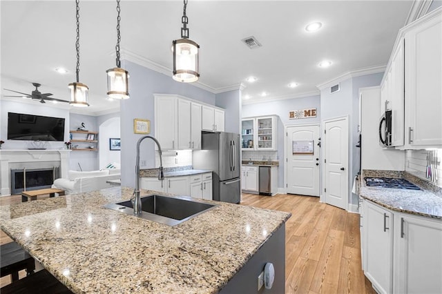 1180 Brook Ct, Mandeville, LA 70448 - kitchen with stainless steel appliances, a sink, a ceiling fan, open floor plan, and ornamental molding
