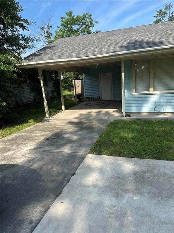 135 Bernice Ln, Ponchatoula, LA 70454 - view of parking / parking lot with driveway and a carport