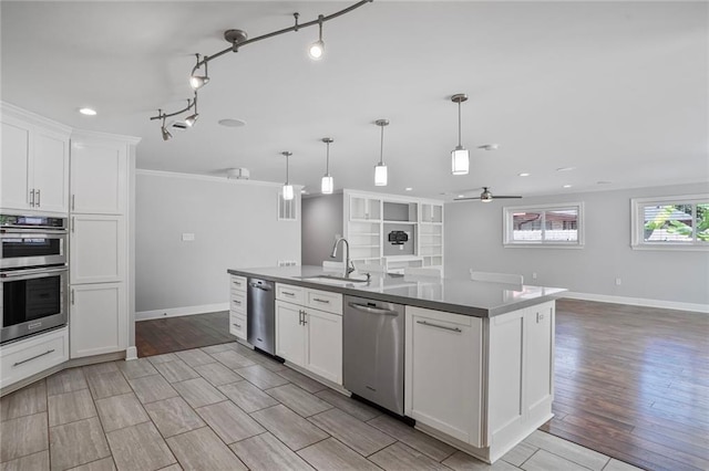 9509 Robin Ln, River Ridge, LA 70123 - kitchen featuring stainless steel appliances, a sink, a ceiling fan, white cabinets, and recessed lighting