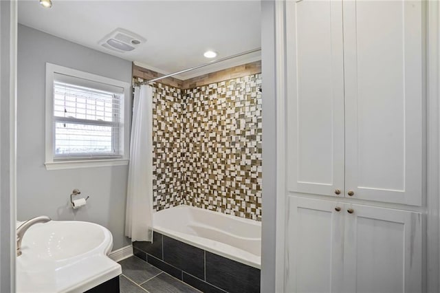 9509 Robin Ln, River Ridge, LA 70123 - bathroom featuring tiled shower / bath combo, baseboards, tile patterned flooring, vanity, and recessed lighting