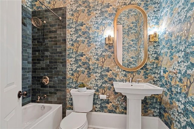 1215 Saint Andrew St, New Orleans, LA 70130 - full bath featuring wallpapered walls, toilet, and washtub / shower combination