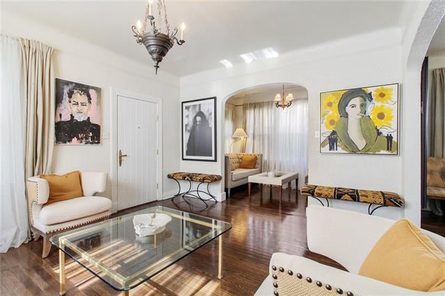 1510 Camp St, New Orleans, LA 70130 - living area with arched walkways, a chandelier, and wood finished floors