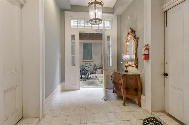 515 Saint Louis St Unit 6, New Orleans, LA 70130 - foyer featuring a chandelier and baseboards