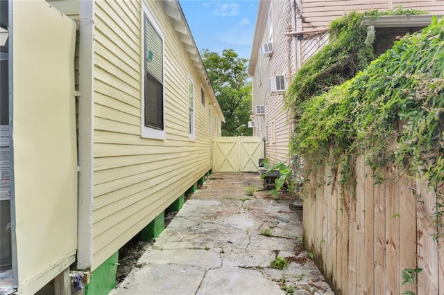 2718 Palmyra St, New Orleans, LA 70119 - view of side of home