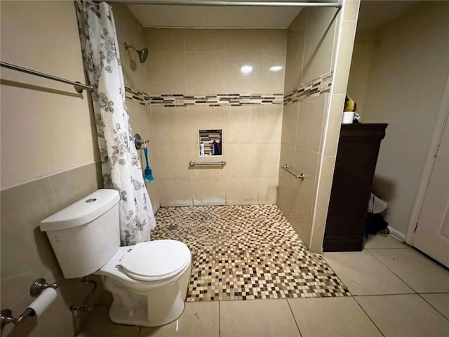 314 W Bordelon St, Gonzales, LA 70737 - bathroom featuring tiled shower, toilet, and tile patterned flooring
