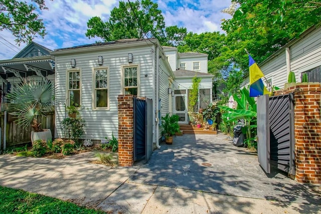 1126 Toledano St, New Orleans, LA 70115 - view of front of property featuring a patio area