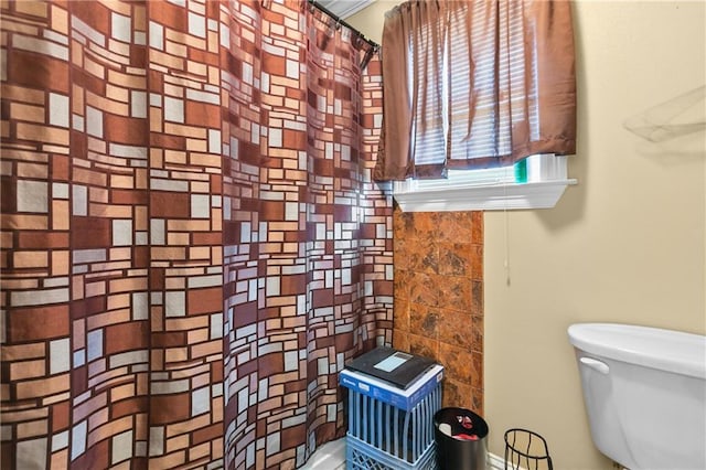 7542 Lehigh St, New Orleans, LA 70127 - full bathroom featuring a shower with curtain and toilet