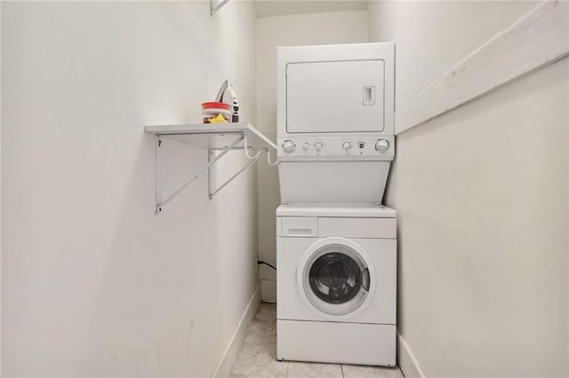 4709-11 Coliseum St, New Orleans, LA 70115 - laundry area with stacked washer / drying machine and baseboards