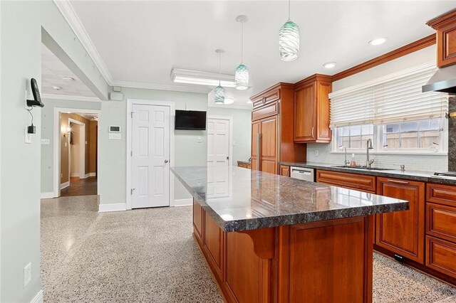 547 Jewel St, New Orleans, LA 70124 - kitchen featuring a sink, dark speckled floor, baseboards, crown molding, and a kitchen island