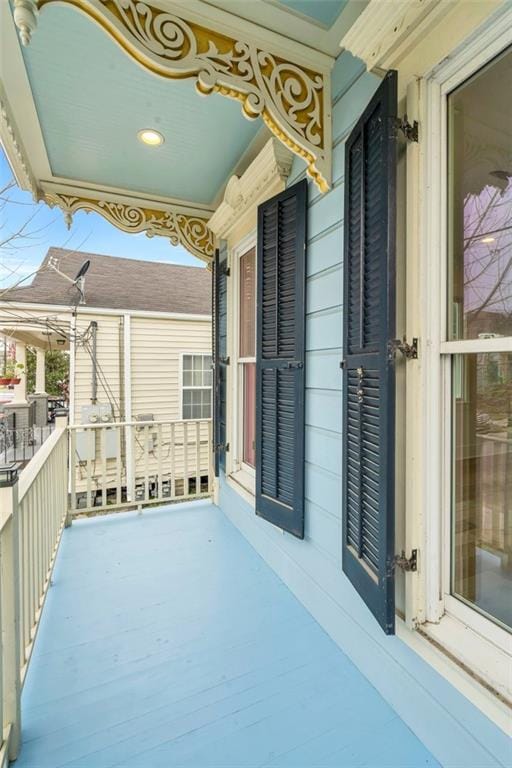 2509 Palmyra St, New Orleans, LA 70119 - view of covered porch