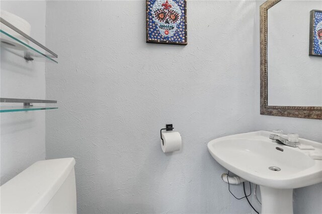 2305 Cleary Ave Unit 225, Metairie, LA 70001 - half bath featuring toilet and a sink