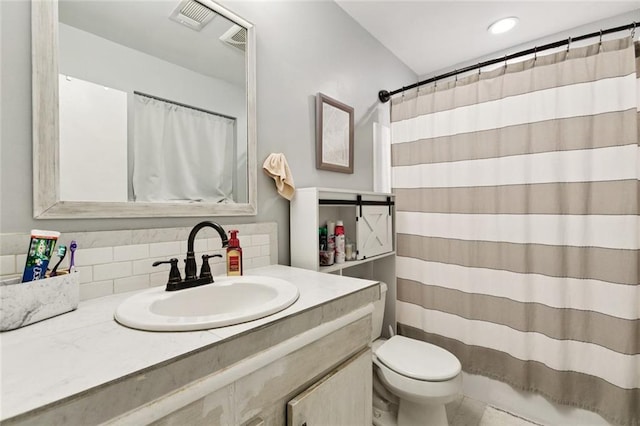917 Ellen St, Terrytown, LA 70056 - full bathroom featuring vanity, backsplash, and curtained shower