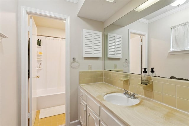 1404 Colony Pl, Metairie, LA 70003 - full bathroom featuring vanity, tasteful backsplash, crown molding, and shower / bath combo