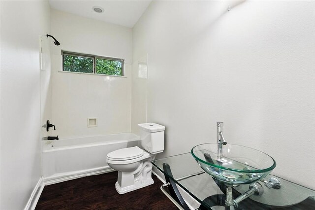 22562 2nd St, Mandeville, LA 70471 - full bath with wood finished floors and shower / bathtub combination