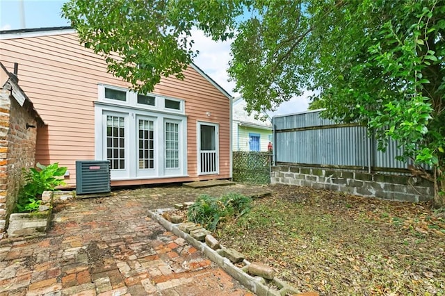 523-25 Spain St, New Orleans, LA 70117 - back of property with a patio