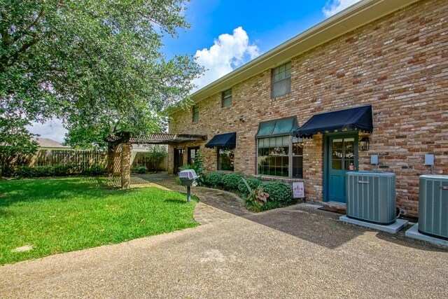 8808 Chretien Point Pl, River Ridge, LA 70123 - back of property featuring brick siding