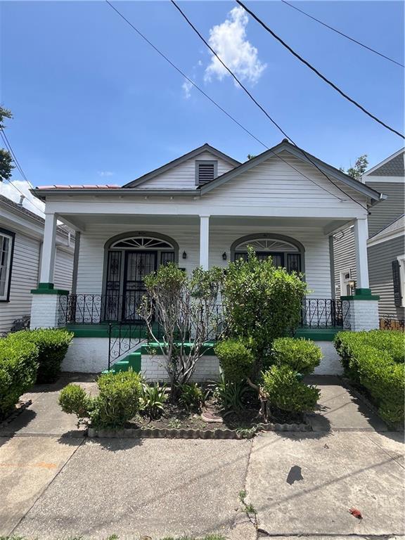 842426 Willow St, New Orleans, LA 70118 - view of front facade with a porch