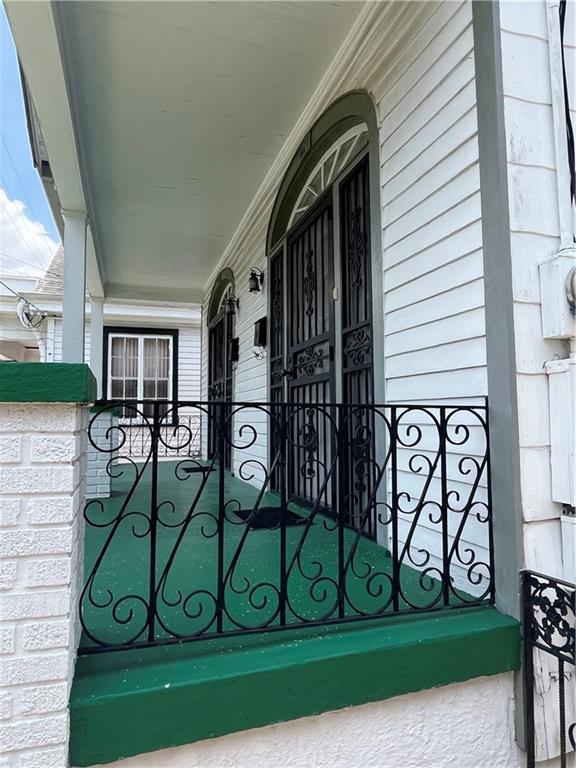 842426 Willow St, New Orleans, LA 70118 - gate featuring a porch