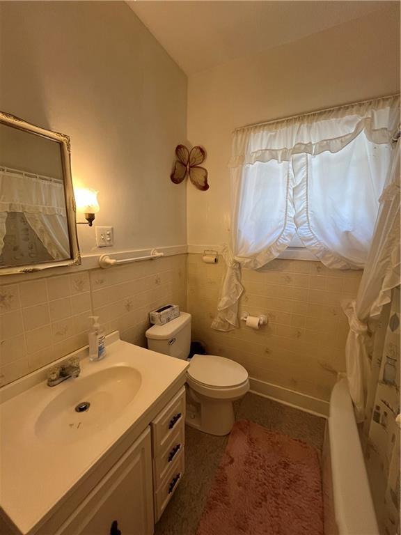 842426 Willow St, New Orleans, LA 70118 - full bathroom featuring tile walls, vanity, and curtained shower