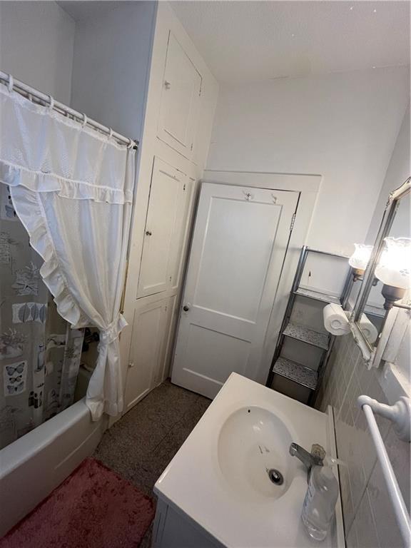 842426 Willow St, New Orleans, LA 70118 - bathroom with shower / bath combo and vanity