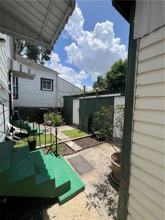 842426 Willow St, New Orleans, LA 70118 - view of yard featuring a storage shed