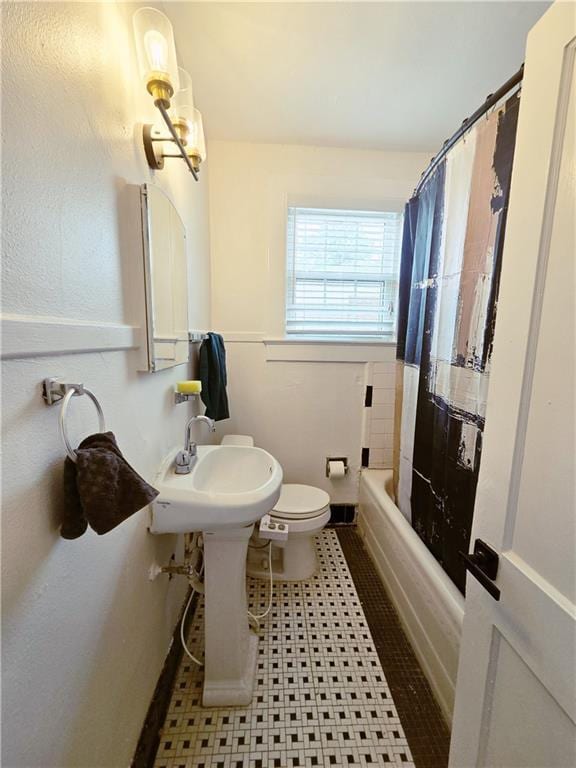 21416 N 12th St, Baton Rouge, LA 70802 - full bath with toilet and shower / bath combination with curtain