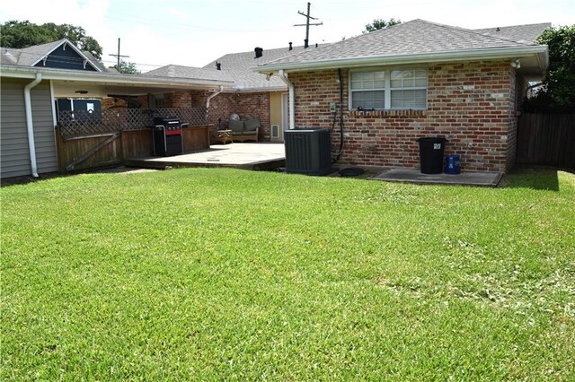 5501 Chatham Dr, New Orleans, LA 70122 - view of yard featuring a patio