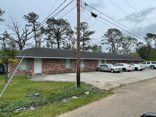 11539 Wendell Ln, Hammond, LA 70401 - view of front of home with brick siding, uncovered parking, and a front yard